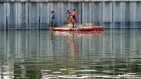 Perlahan tapi panti air danau mulai bersih.