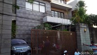 Rumah mewah itu terletak di Jl Puri Bendesa, Kuta Selatan, Badung, Bali.