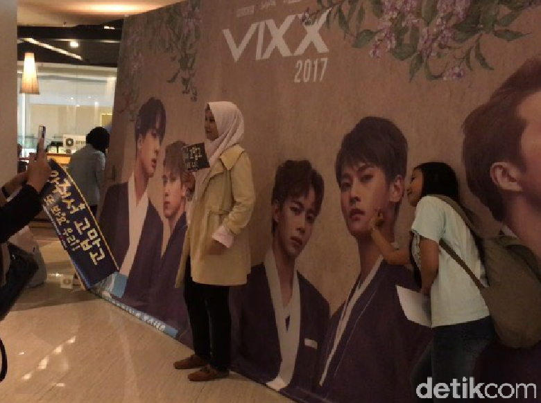 Foto: Hujan Tak Surutkan Antusiasme Fans di Fan Meeting VIXX (Esty Rahayu Anggraini) Foto: Hujan Tak Surutkan Antusiasme Fans di Fan Meeting VIXX (Esty Rahayu Anggraini)