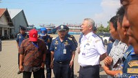 Sesumbar Tonny yang ingin menghabisi praktik pungli mendapat sambutan positif dari forum rapat. Tepuk tangan menggema saat Tonny menyatakan siap memerangi praktik pungli. Tonny lalu melanjutkan. Kita menerapkan budaya hilangkan SMS, Pak, senang melihat orang susah, susah melihat orang senang. Saya hilangkan, Pak, ujar Tonny (Foto: Imam Suripto)