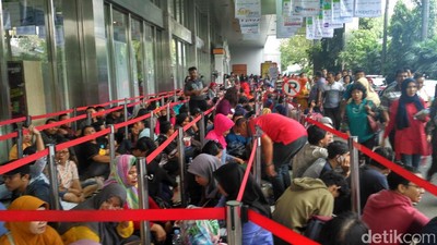 Foto: Lautan Manusia Antre Demi Tiket Kereta Eksekutif Murah