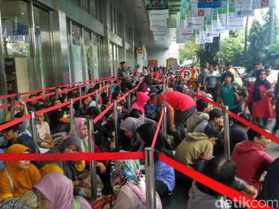 Foto: Lautan Manusia Antre Demi Tiket Kereta Eksekutif Murah