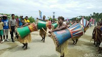 Para kaum pria pun tampak gagah membawa gendang. Dengan cekatan mereka memainkan musik (Jabbar/detikTravel)
