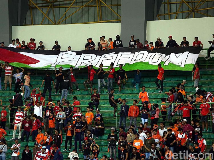 Spanduk #SavePalestine Warnai Laga Persija Vs Bhayangkara FC