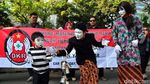 Wajah Pucat Pantomim Berkampanye Susu Sehat