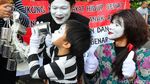 Wajah Pucat Pantomim Berkampanye Susu Sehat