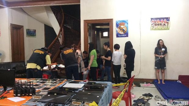 Polisi mengambil sampel sidik jari 29 WNA pelaku penipuan siber.