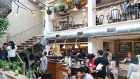 Kalau ke Kuningan, mampirlah ke Lucky Cat Coffee & Kitchen yang Instagramable. Bangunannya seperti rumah dua tingkat bercat putih. Sementara interior dalam terlihat asri seperti di rumah. Kesan ‘back to nature’ makin terasa karena atap tengahnya transparan. (dok. detikFood)