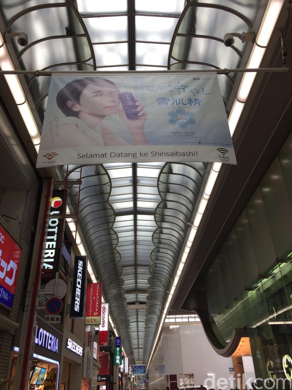 Foto: Spanduk berbahasa Indonesia ini pasti akan menarik perhatian traveler yang mau wisata belanja di Shinsaibashi, Osaka, Jepang. Alih-alih menggunakan Bahasa Jepang, spanduk ini memakai Bahasa Indonesia. Mungkin karena ada banyak turis Indonesia yang mampir ke sini (Dadan/detikTravel) Foto: Spanduk berbahasa Indonesia ini pasti akan menarik perhatian traveler yang mau wisata belanja di Shinsaibashi, Osaka, Jepang. Alih-alih menggunakan Bahasa Jepang, spanduk ini memakai Bahasa Indonesia. Mungkin karena ada banyak turis Indonesia yang mampir ke sini (Dadan/detikTravel)