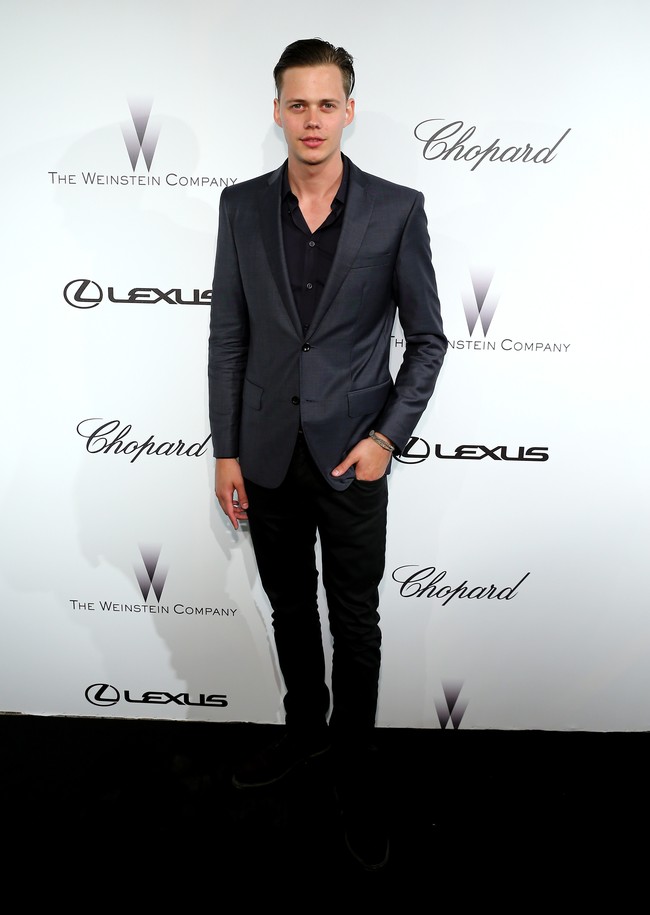 Pria tampan ini adalah Bill Skarsgard, aktor asal Swedia yang memerankan si badut Pennywise di film remake It tahun 2017. Foto: Dok. Getty Images