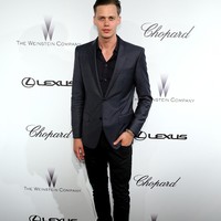 Pria tampan ini adalah Bill Skarsgard, aktor asal Swedia yang memerankan si badut Pennywise di film remake It tahun 2017. Foto: Dok. Getty Images