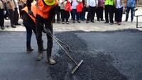 Pemanfaatan limbah plastik sebagai aspal merupakan buah kerjasama antara Kementerian PUPR dan Kementerian Koordinator (Kemenko) Kemaritiman. Hasilnya tidak mengecewakan.