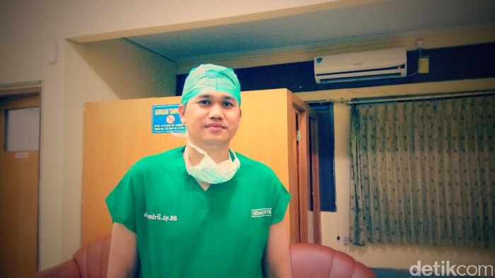 Sejak awal mengambil bedah saraf, yang dicari dokter muda ini adalah kasus-kasus yang menantang. (Foto: Lila/detikHealth) Sejak awal mengambil bedah saraf, yang dicari dokter muda ini adalah kasus-kasus yang menantang. (Foto: Lila/detikHealth)