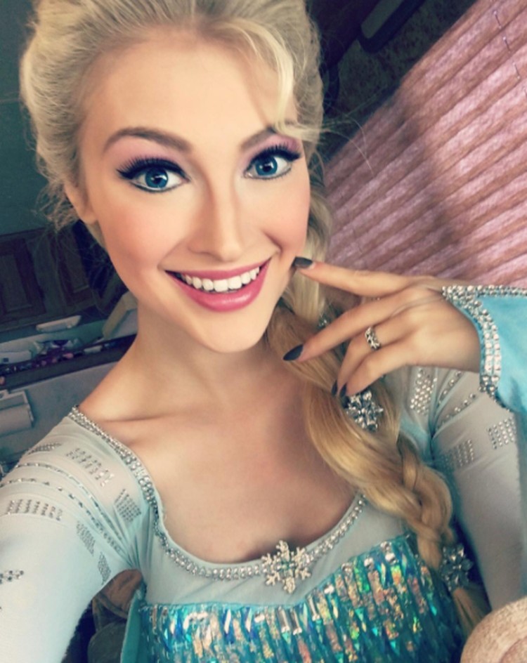 Mirip Elsa Frozen, Cosplayer Seksi Ini Raih Ketenaran - Foto