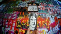 Tak ketinggalan, potret John Lennon yang legendaris di Praha. (Foto: Berk Armagan)