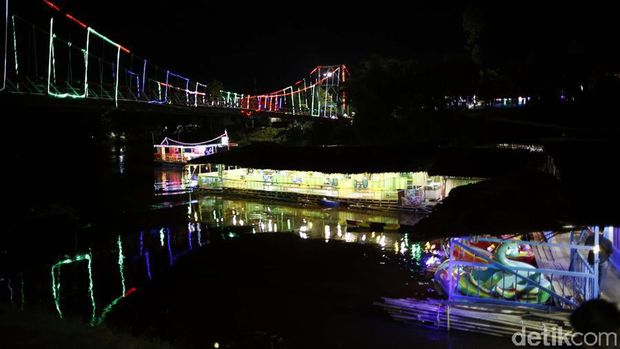  Kafe Bandong dan jembatan yang cantik di kala malam (Rachman Haryanto/detikTravel)