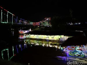 Cafe Gaul, Makan Minum Sambil Mengarungi Sungai Sekayam