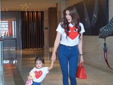 Foto: Berbaju Kembaran, Mana Bunda dan Anak Paling Kompak?