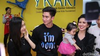 Hmm... mesra banget tatapannya. (Foto: Hanif Hawari/detikHOT)