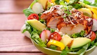 Kim Kardashian mengungkap tiap hari makan racikan salad ternama dari Health Nut di Calabasas. Pilihannya Chinese Chicken Salad dengan Mango Green-tini. Foto: iStock