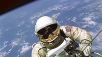 Astronot NASA, Edward H. White saat berjalan kaki di luar angkasa, (3/6/1965). Ia menjadi orang Amerika yang pertama melakukan itu. (Foto: NASA)  