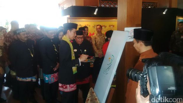 Presiden Jokowi di pameran lukisan Lebaran Betawi