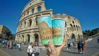 Selain dana traveling, Armagan juga menyisihkan penjualan cup bergambar untuk penampungan hewan di Turki. Mungkin Anda mau beli cup gambar Coliseum di Roma ini? (Foto: Berk Armagan)