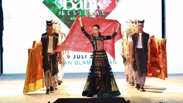 Banyuwangi Batik Festival 2017 Suguhkan Desain Batik Cantik & Elegan
