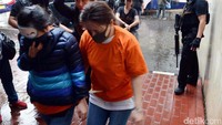 Tak hanya Pria, 26 Wanita asal Cina juga ikut diamankan karena diduga turut terlibat dalam kejahatan siber tersebut.