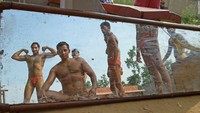 Para pria berotot kekar ini tentu saja gemar dan jago dengan olahraga gulat. Gulat bagi pria Asola sudah menjadi sebuah tradisi yang dilakukan puluhan tahun silam, dan terus dijaga sampai sekarang (Omar Khan/CNN Travel)