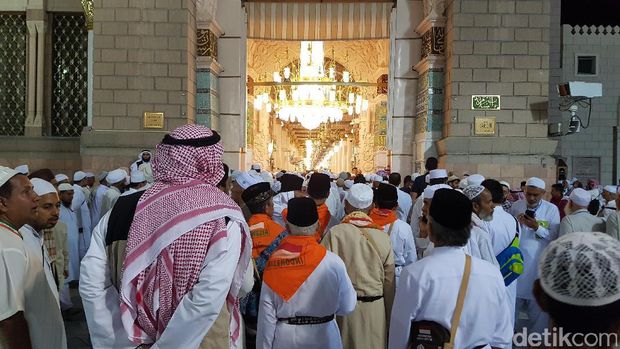 Jemaah haji Indonesia antre masuk makam Nabi Muhammad