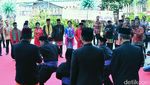 Foto: Lucunya Bocah Palang Pintu Hadang Jokowi di Setu Babakan