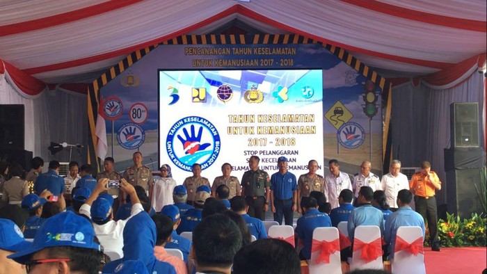 Peringati Tahun Keselamatan, Polri Bagikan Kaki Palsu dan Kursi Roda