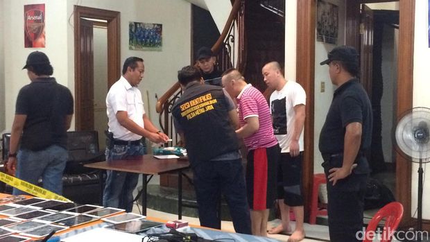 Polisi mengambil sampel sidik jari 29 WNA pelaku penipuan siber.