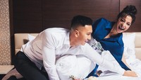 Keduanya berpose seakan tengah memperebutkan sesuatu. (Foto: Nikita Willy/Instagram)