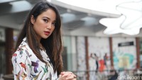 Chacha Frederica membiarkan rambut panjangnya tergerai indah. (Foto: Hanif Hawari/detikHOT)