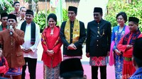 Pada Lebaran Betawi 2017 lalu, Presiden Joko Widodo juga datang ke Setu Babakan. Mantan Gubernur DKI Jakarta ini tampak mengenakan pakaian khas Betawi. (Foto: Biro Pers Setpres)