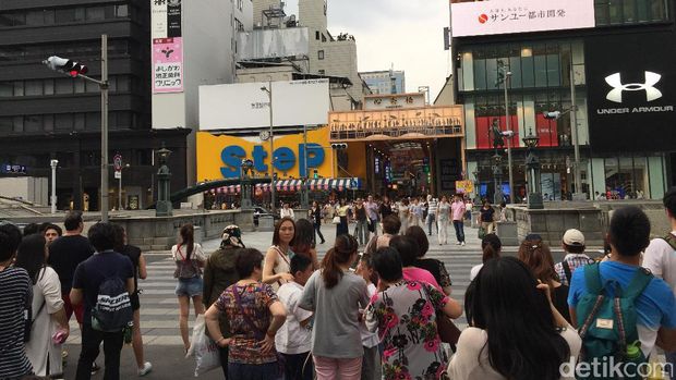 Aneka brand ternama ada di Shinsaibashi (Dadan/detikTravel)