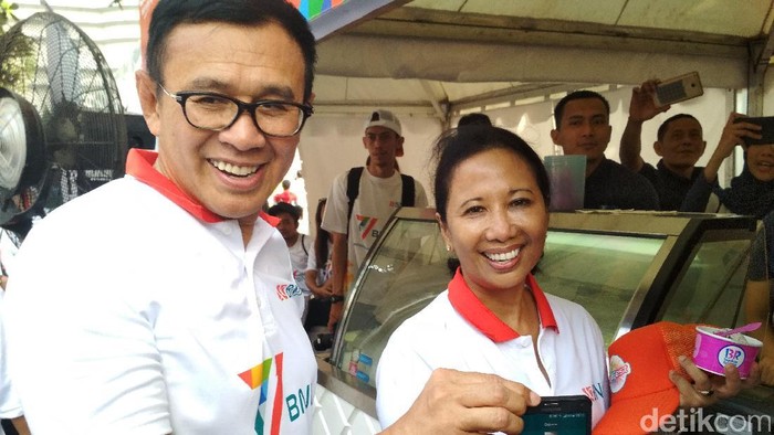 Hadiri HUT BNI, Menteri Rini Bergoyang Hingga Berburu Jajanan