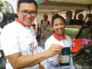 Hadiri HUT BNI, Menteri Rini Bergoyang Hingga Berburu Jajanan
