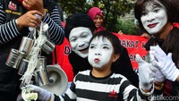 melindungi anak dari makanan dan minuman yang buruk dan memberikan pemahaman tentang susu kental manis yang banyak mengandung gula.