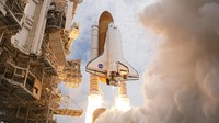 Pesawat ulang-alik Atlantis saat diluncurkan dari Kennedy Space Center, (8/7/2011). Pesawat tersebut membawa 4 astronot menuju stasiun internasional luar angkasa (ISS). (Foto: NASA)  