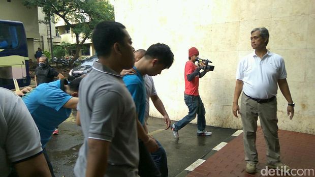 92 WNA penipu siber yang ditangkap di Surabaya tiba di Polda Metro Jaya
