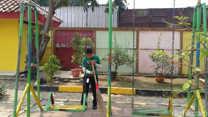 Beberapa anak penyandang tunagrahita di panti ini juga mengalami keterbatasan fisik (Foto: Wiwid/detikHealth) Beberapa anak penyandang tunagrahita di panti ini juga mengalami keterbatasan fisik (Foto: Wiwid/detikHealth)