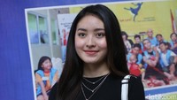 Dalam kesempatan tersebut, Natasha Wilona juga hadir menemani Verrell Bramasta. (Foto: Hanif Hawari/detikHOT)
