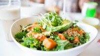 Makan sayuran dan buah pun masuk opsi yang ada. Agar kamu berselera untuk memakannya, jadikan salad saja dengan dressing yang rendah lemak, dikutip dari Mens Health, Kamis (12/10/2017). Foto: iStock