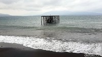 Dulu, dermaga ini namanya dermaga cinta. Tapi saat ini namanya dermaga putus cinta karena kondisinya yang cukup memprihatinkan (Ardian/detikTravel)