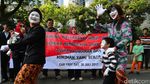 Wajah Pucat Pantomim Berkampanye Susu Sehat