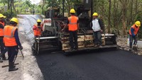 Badan Penelitian dan Pengembangan (Balitbang) Kementrian Pekerjaan Umum dan Perumahan Rakyat (PUPR) saat mengujicoba penggunaan limbah plastik sebagai campuran aspal di kampus Universitas Udayana, Bali, Sabtu (29/7/2017).   