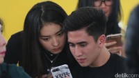 Keduanya juga memperlihatkan keakraban di acara tersebut. (Foto: Hanif Hawari/detikHOT)